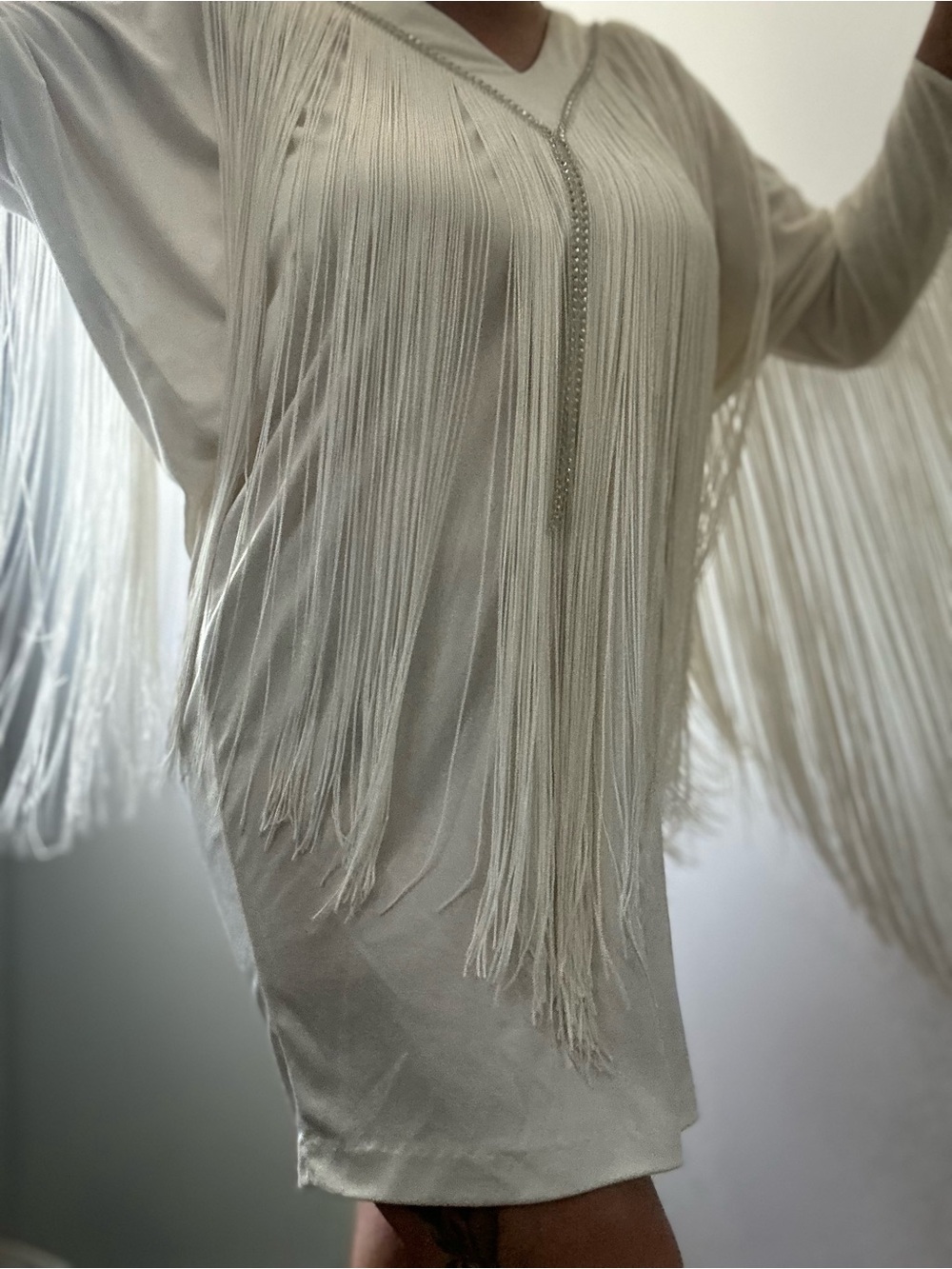 BY NIGHT Vintage White Fringe Shift Dress with V-Neck and Rhinestone Detail